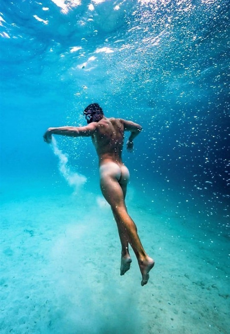 Sunday nudist - underwater dancer